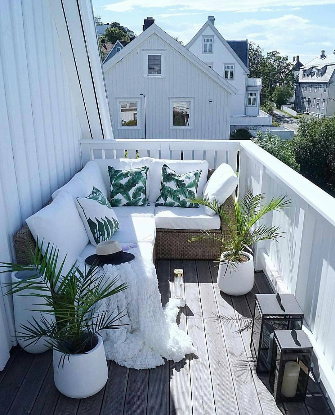 20+ Cozy Balcony Ideas You Should Consider While Decorating Balcony