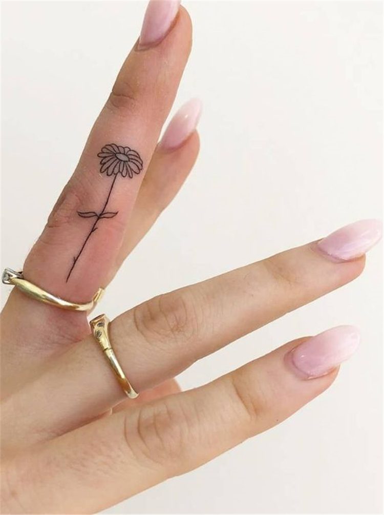 26 Elegant Finger Tattoo Ideas For Females in 2022